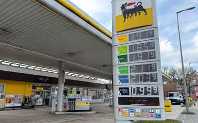 Image for Euro zone inflation jumps before likely oil price hit