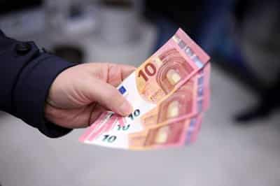 Image for Factbox-How to boost the international role of the euro