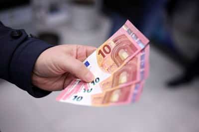 Image for Factbox-How to boost the international role of the euro