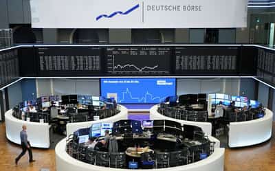 Image for European shares fall on healthcare, financials drag; focus on US-EU trade deal