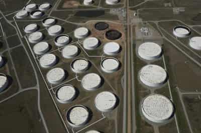 Image for Oil prices steady, on track for weekly gain