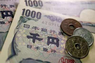 Image for Stocks dip on Fed worry, yen climbs on possible Japan intervention
