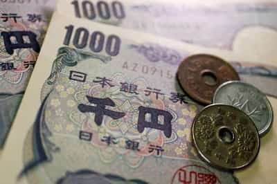 Image for Stocks dip on Fed worry, yen climbs on possible Japan intervention