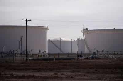 Image for Oil slips as little impact seen from EU sanctions on Russia