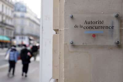 Image for French anti-trust raids Paris taxi operator, France Inter reports