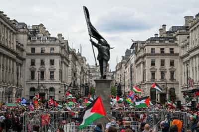 Image for Tens of thousands march in London in separate immigration, pro‑Palestinian protests