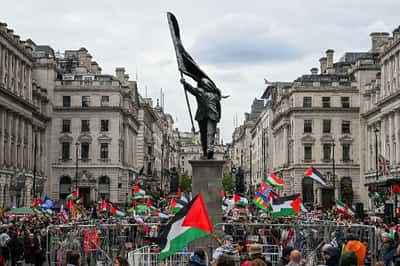 Image for Tens of thousands march in London in separate immigration, pro‑Palestinian protests