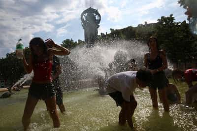Image for From cool boxes to dawn starts, Europe Inc adapts to heatwave