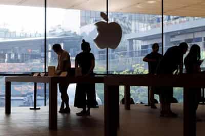Image for Apple’s stock market value falls below $2 trillion