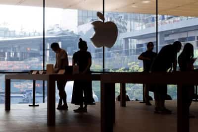 Image for Apple’s stock market value falls below $2 trillion