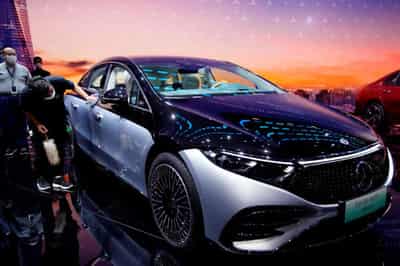 Image for Mercedes-Benz says better supplies boost orders, economy still weighs