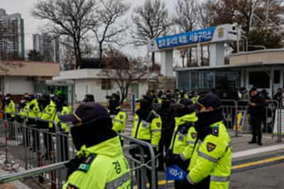 Image for South Korea's Yoon recalled for questioning as detention deadline looms
