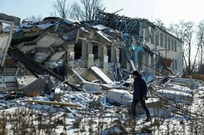 Image for Ukrainian villagers watch peace talks uneasily as front line nears