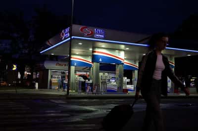 Image for US gives Hungary's MOL more time for talks to buy Serbian oil firm NIS 