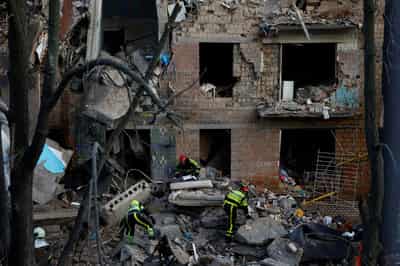 Image for Russian attacks on Kyiv area kill 10 and injure dozens, Ukraine says