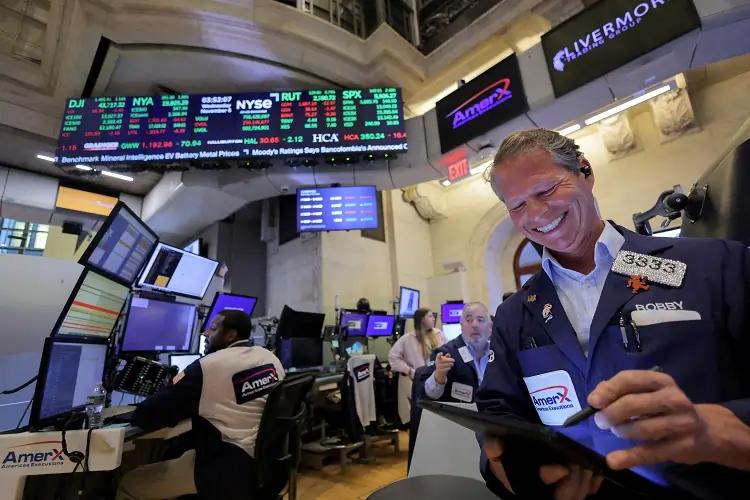 Image for S&P 500 blows past 6,000 points on Trump presidency
