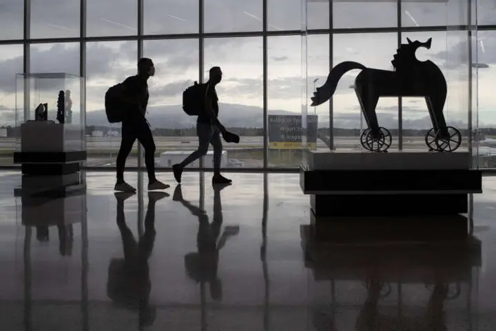 Image for U.S. to relax travel restrictions for vaccinated foreign air travelers in November