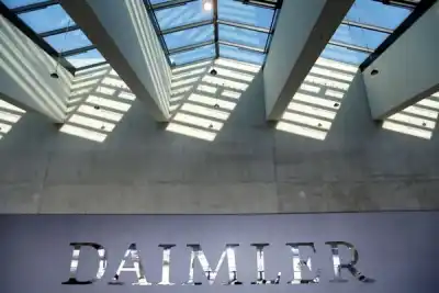 Image for Daimler to keep &#8220;protective hand&#8221; on truck unit after spin-off