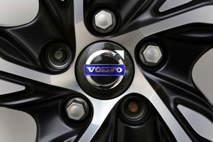 Image for Daimler, Volvo seek huge cuts in hydrogen fuel cell costs by 2027