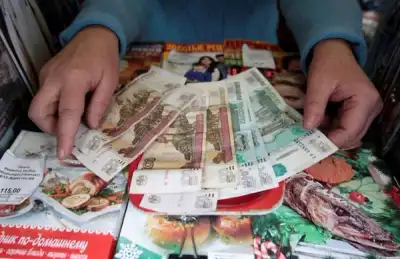 Image for Euro weakens, rouble slumps as sanctions piled on Russia