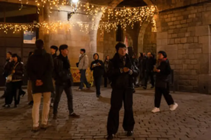 Image for Spain expects more tourists this year after record 94 million visitors in 2024