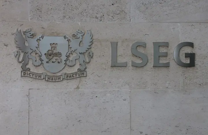 Image for Weaker pound takes FTSE 100 to best week in six months
