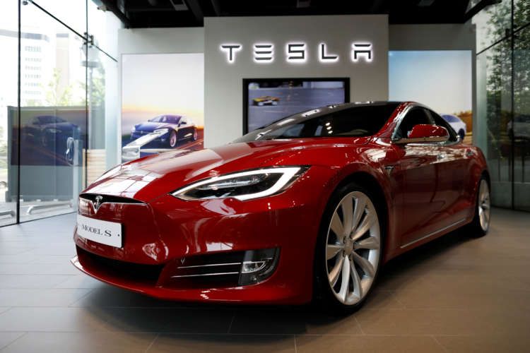 Image for Tesla to recall 134,951 U.S. vehicles under pressure from auto safety regulators