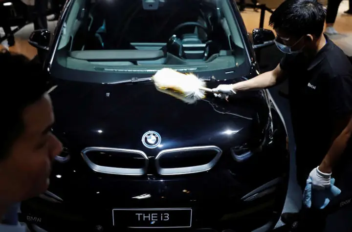 Image for BMW targets higher margins while investing in electric cars