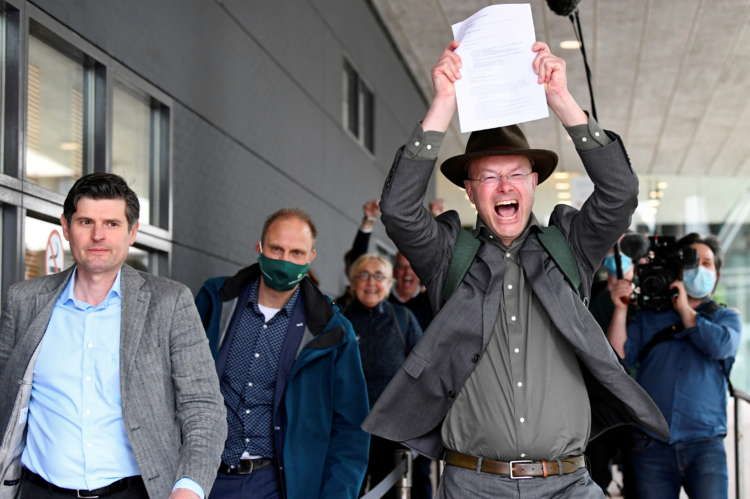 Image for Shell ordered to deepen carbon cuts in landmark Dutch climate case