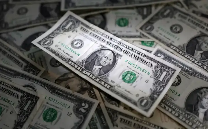 Image for Euro drops vs strengthening dollar, French politics weigh