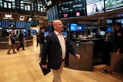 Image for Stocks slide on growth fears, oil tumbles