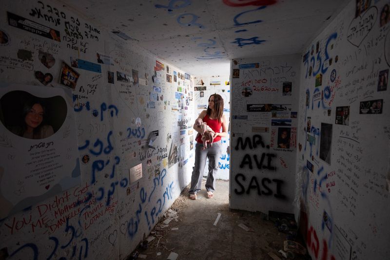 Image for As Gazans return north, some Israelis near border fear another attack
