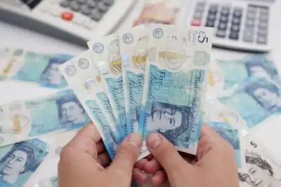 Image for Sterling holds ground despite Brexit risks and economic woes