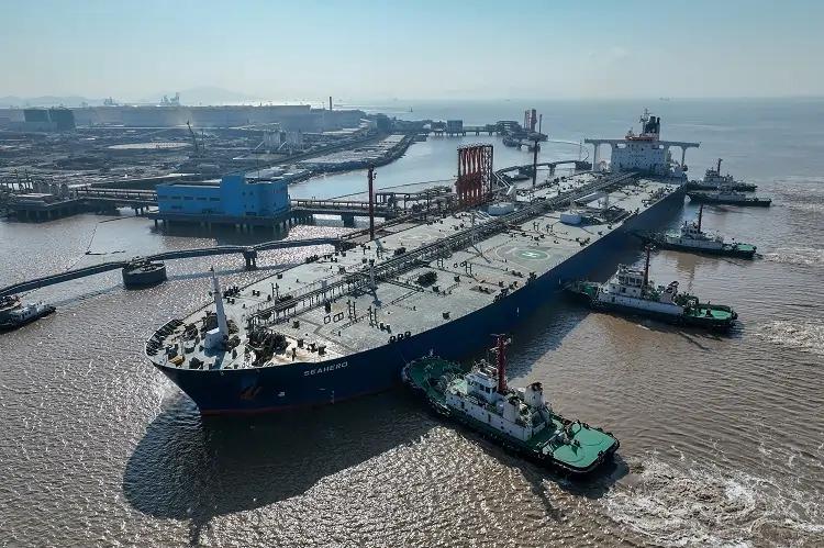 Image for Oil steady, traders hopeful on China demand but worried about Fed