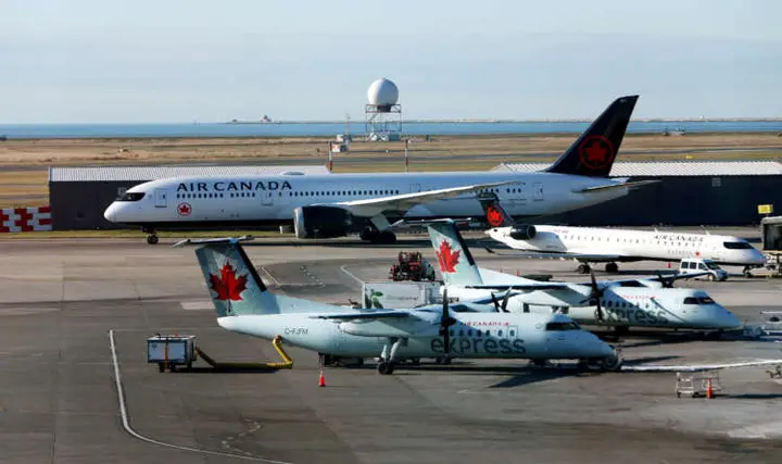 Image for Air Canada signs C$5.9 billion government aid package, agrees to buy Airbus, Boeing jets