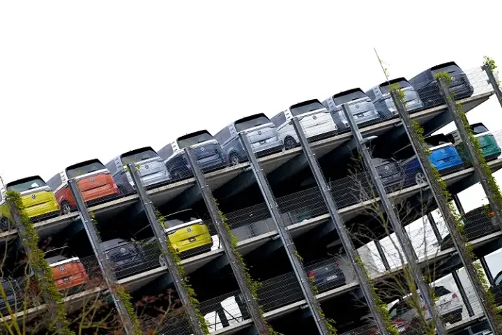 Image for Volkswagen, unions continue talks over plant closures and pay cuts, sources say