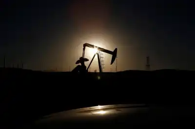 Image for Oil extends gains after settlement on reports Iran preparing Israel attack