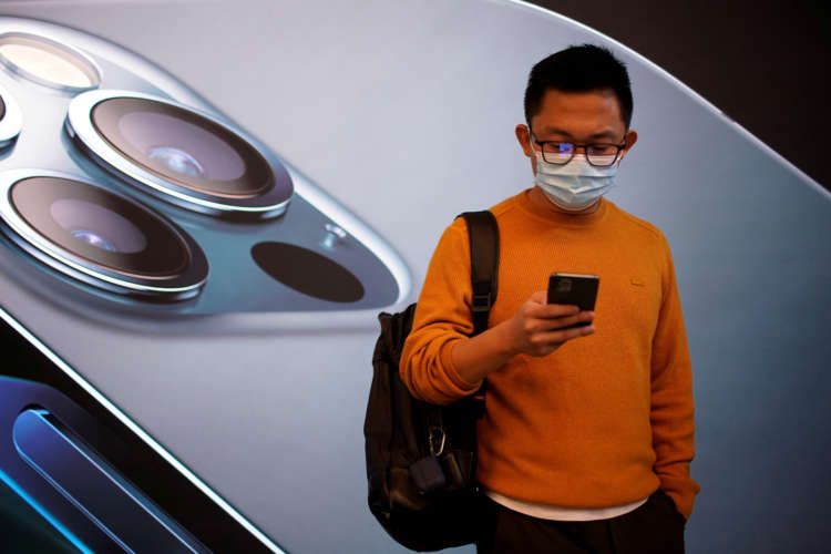 Image for Apple logs record quarterly smartphone shipments, Huawei in freefall