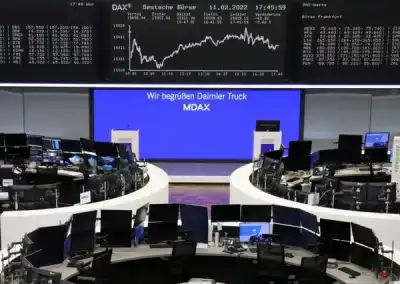 Image for Gold, oil rise on Ukraine stand-off as stocks slip
