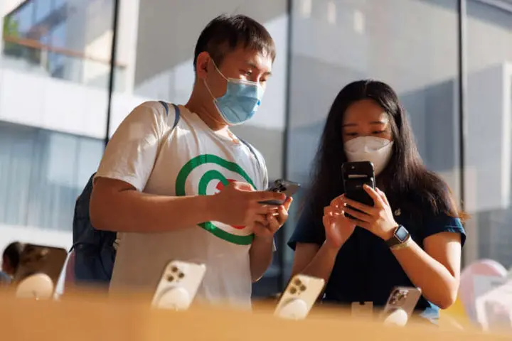 Image for Chinese consumers cheer Apple’s iPhone 15, others prefer Huawei