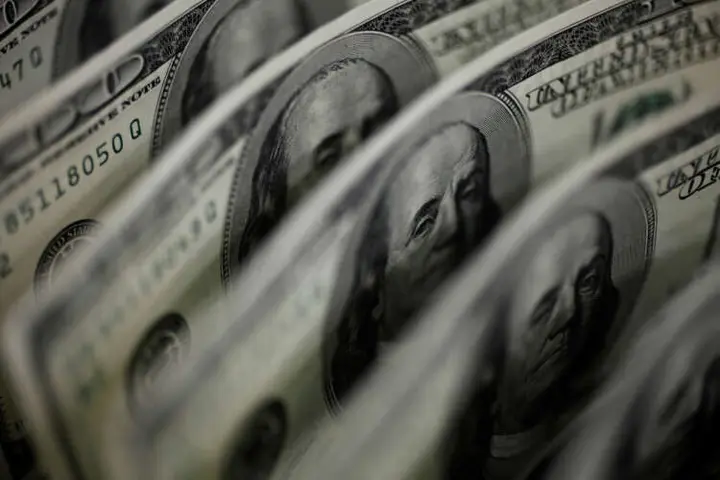 Image for U.S. dollar struggles, pound hits one-year high